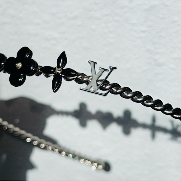 Louis Vuitton: Monogram Headband (Silver/ Black) *RARE* - Picture 10 of 16